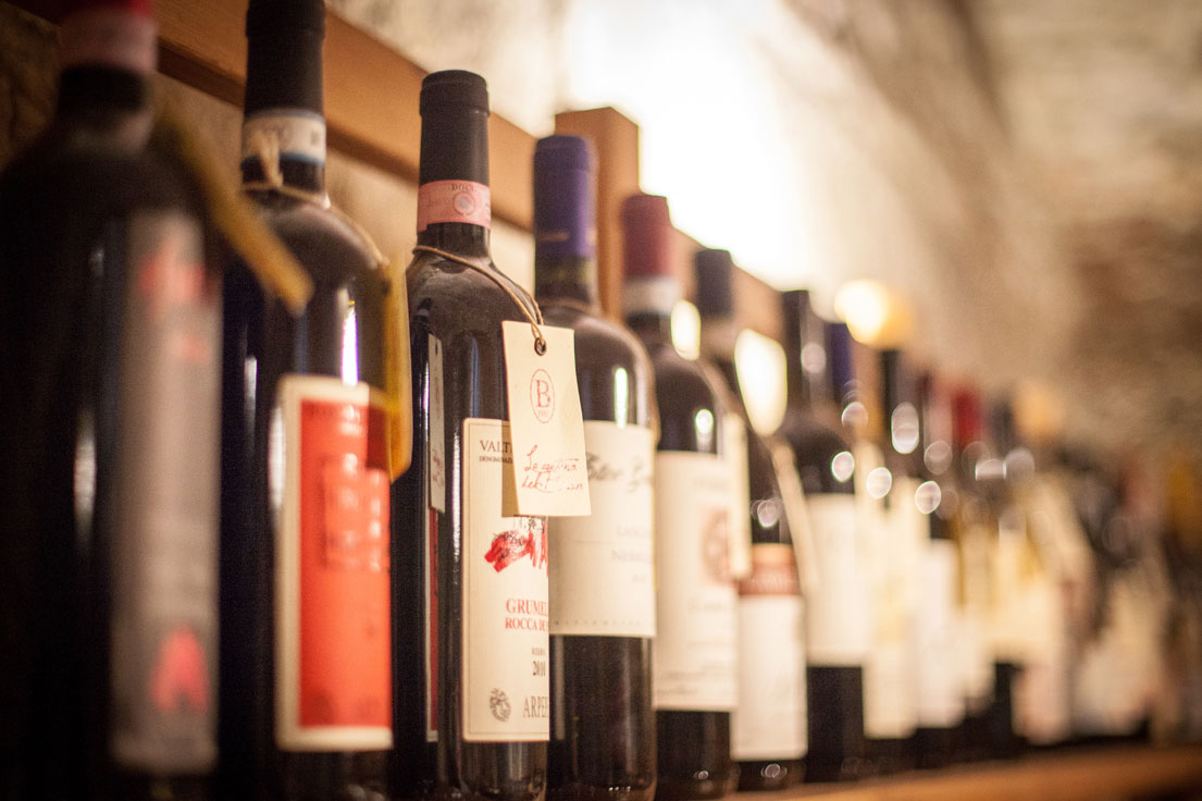 Bottiglie di vino nella cantina Beccalli
