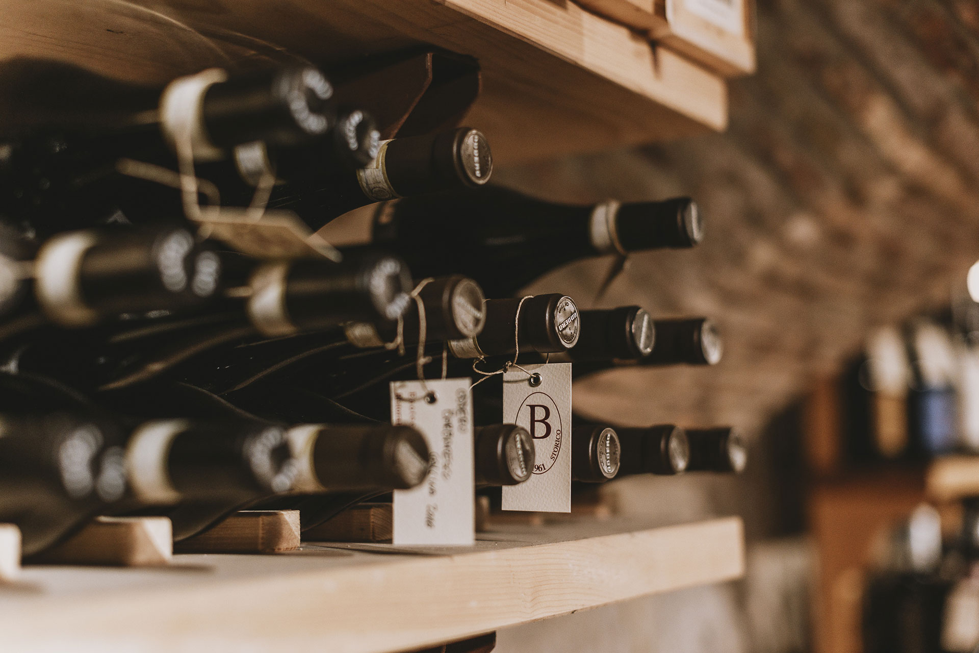 Bottiglie di vino nella cantina Beccalli Bottiglie di vino nella cantina Beccalli